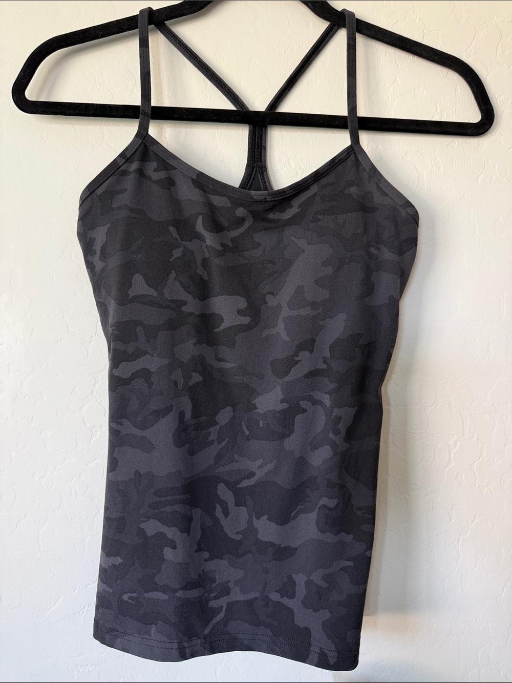 lululemon athletica Black Camo Flow Y Strappy Tank Sz 4- with removable inserts